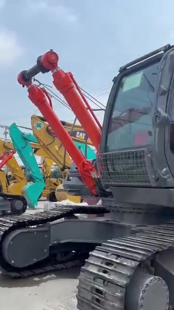 Video: walk-around of a grey excavator